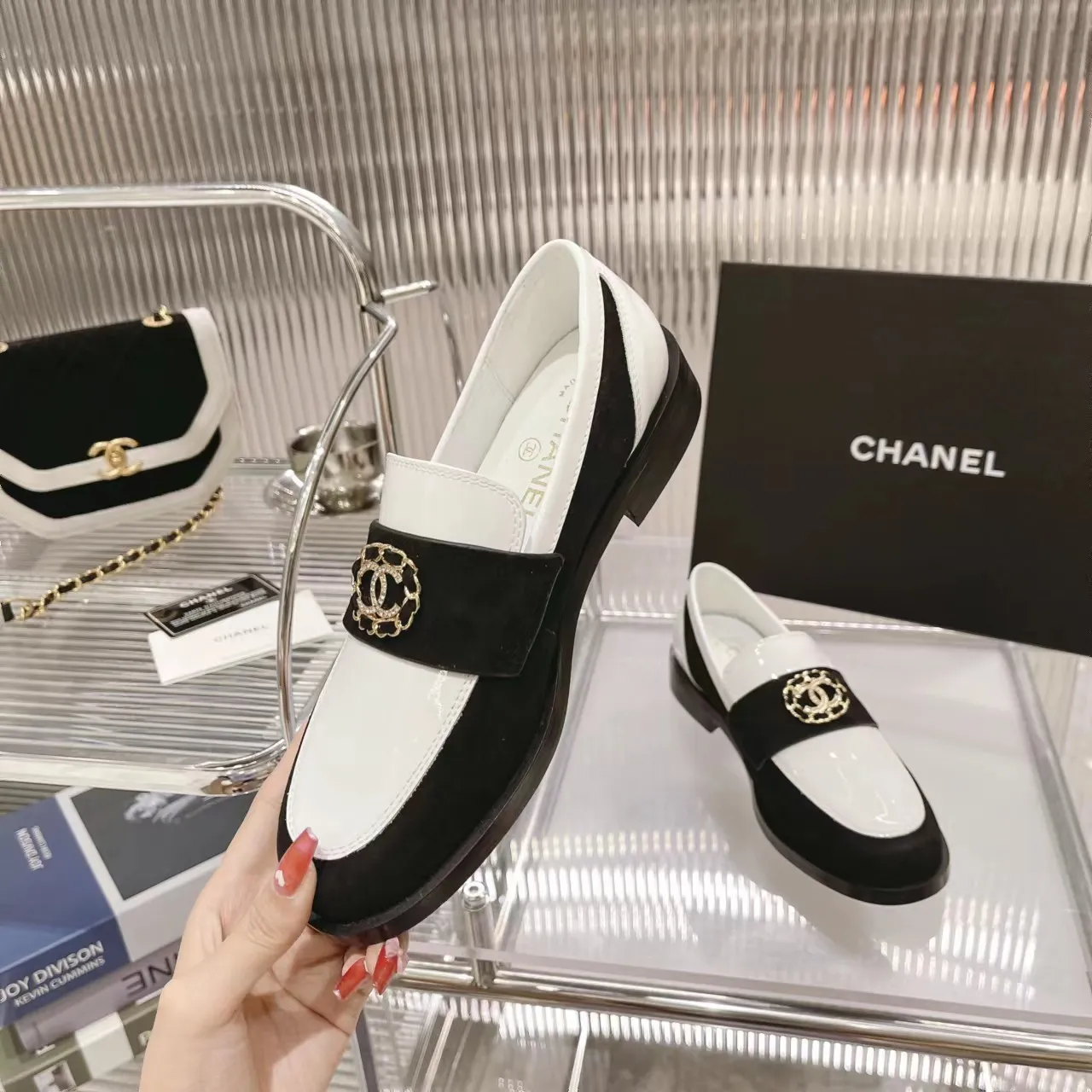 👟👟Ex-factory price 560👟👟Chanel Chanel 22K autumn and winter latest vintage retro double C buckle chain small gold ball loafers Dream Back to Campus series, the same style as the end of the year celebrities, delicate on the feet, invincible and easy to wear, small round toe atmosphere and simplicity, leather upper design, integrated chain with diamond small fragrance logo, very unique.  …………………………………………………… ❶Material: imported first-layer cowhide ➕cow patent leather + sheep leather ❷Lining: sheepskin ❸Feet: sheepskin ❹Outsole: original leather outsole ❺Heel height: 2.5cm ❻Packaging: Original full set of packaging ❼Number: 35-41 (40 41 custom-made, non-returnable) ☀Color: 4 colors